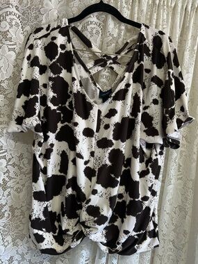 Daytrip Twisted Hem V-Neck Cowprint Top